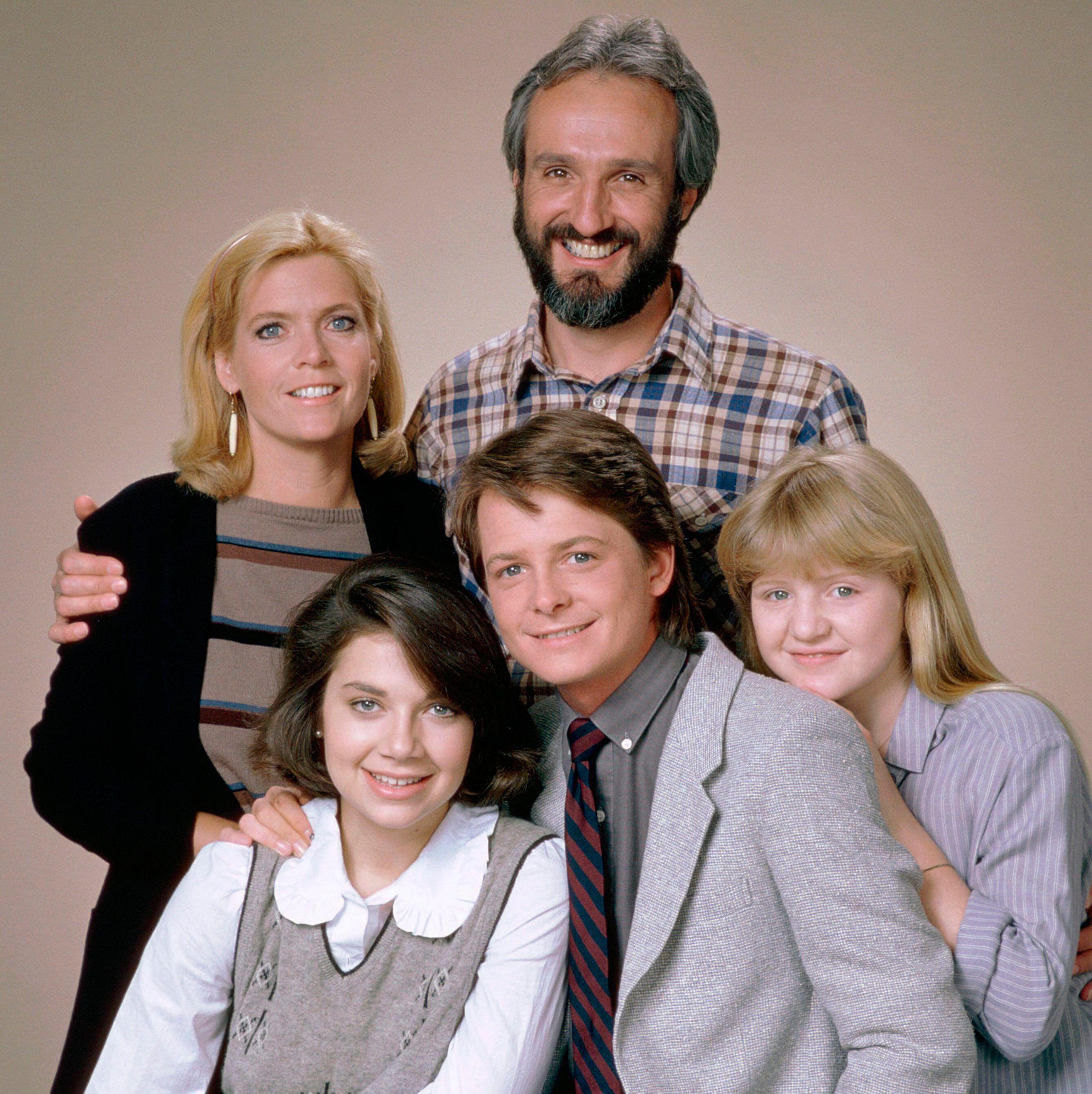 MICHAEL J. FOX, JUSTINE BATEMAN, TINA YOTHERS, MEREDITH BAXTER and MICHAEL GROSS in FAMILY TIES (1982), directed by SAM WEISMAN. Credit: PARAMOUNT TELEVISION / Album
